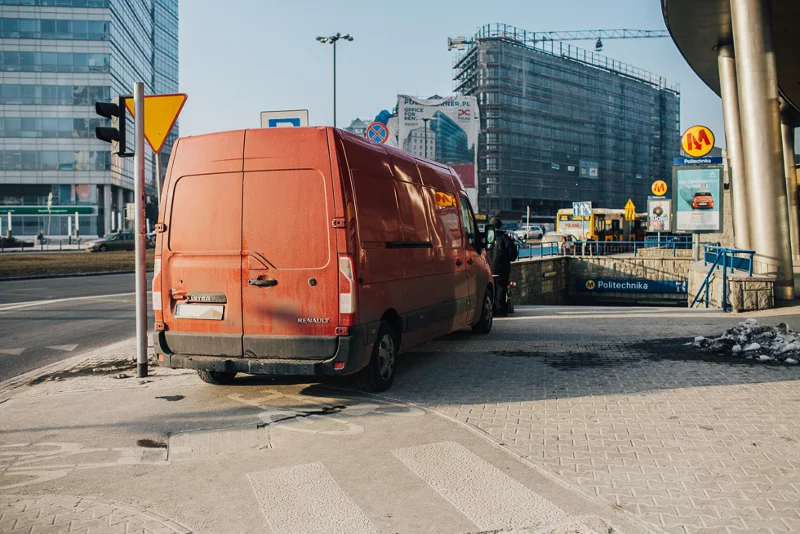 Podczas spaceru po Warszawie bez trudu znaleźliśmy takie oto "kwiatki".