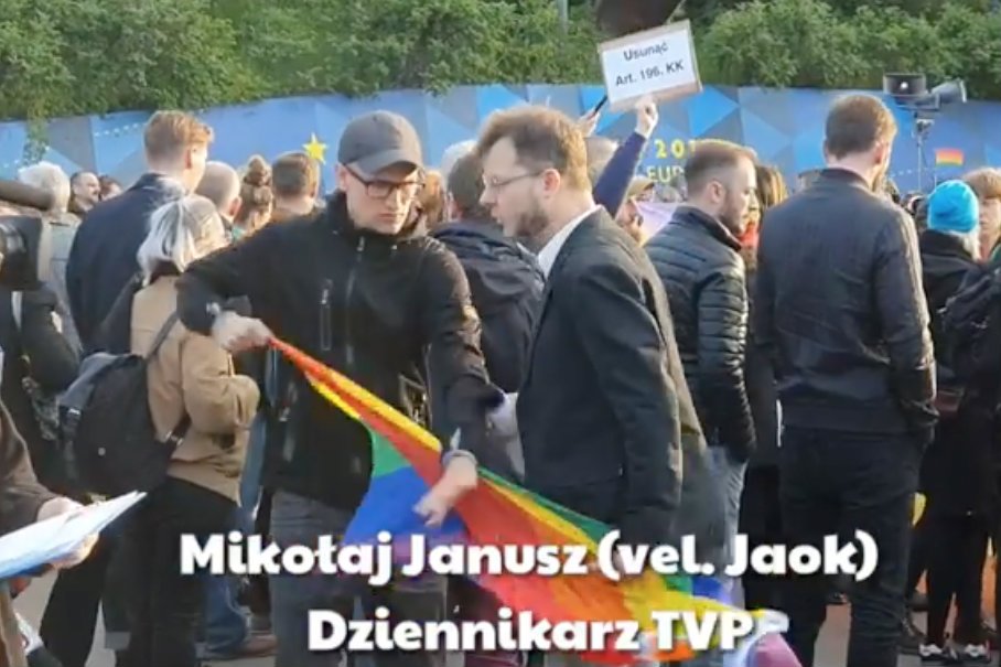 Jak zarejestrowano na nagraniu Mikołaj Jaok Janusz, były już pracownik TVP, próbował wyrywać tęczową flagę uczestnikowi demonstracji "Tęcza nie obraża".