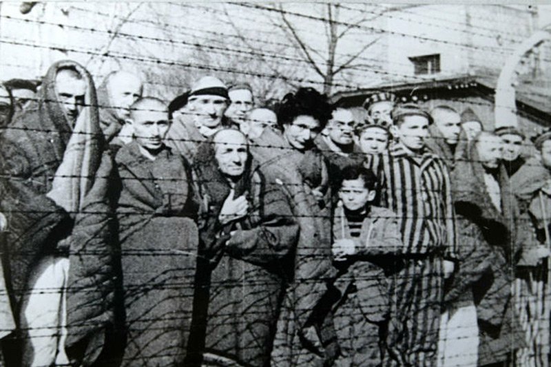 W hitlerowskim obozie Auschwitz-Birkenau zginęło ponad milion ludzi.