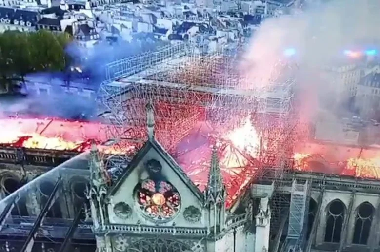 W internecie zaczęły się pojawiać najróżniejsze hipotezy dotyczące przyczyn spłonięcia katedry Notre Dame w Paryżu. Mają charakter spiskowy lub/i metafizyczny.