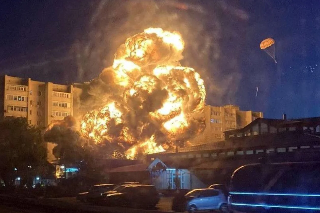 Myśliwiec Su-34 uderzył w blok w rosyjskim mieście Jejsk. Myśliwiec Su-34 uderzył w blok w rosyjskim mieście Jejsk.
