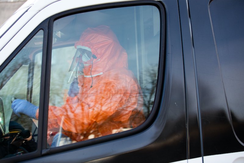 Ratownik w stroju ochronnym przed oddziałem zakaźnym w Puławach.