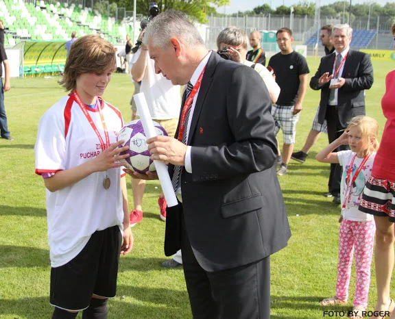 Przewodniczący Andrzej Padewski wręcza nagrodę dla Ewy Pajor, liderki kadry U-17 po finale Pucharu Polski, który obył się na stadionie Warty.