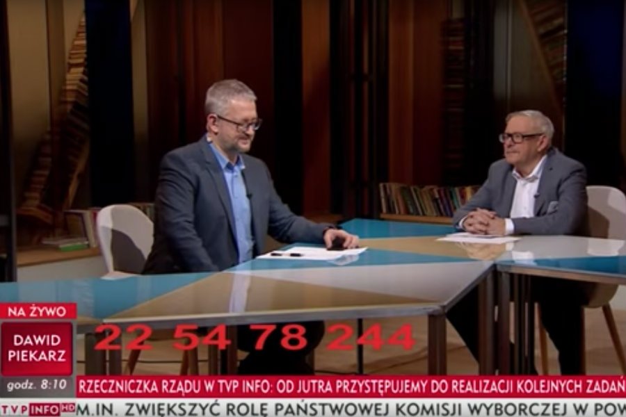 Rafał Ziemkiewicz i Marcin Wolski prowadzą "W tyle wizji" z prowizorycznego studia na Woronicza. Program nadano z 40-minutowym opóźnieniem.