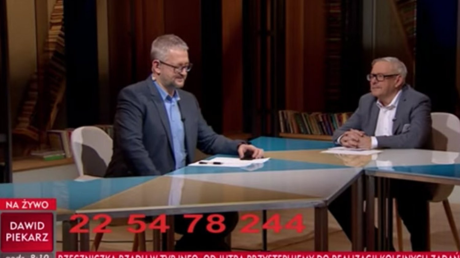 Rafał Ziemkiewicz i Marcin Wolski prowadzą "W tyle wizji" z prowizorycznego studia na Woronicza. Program nadano z 40-minutowym opóźnieniem.