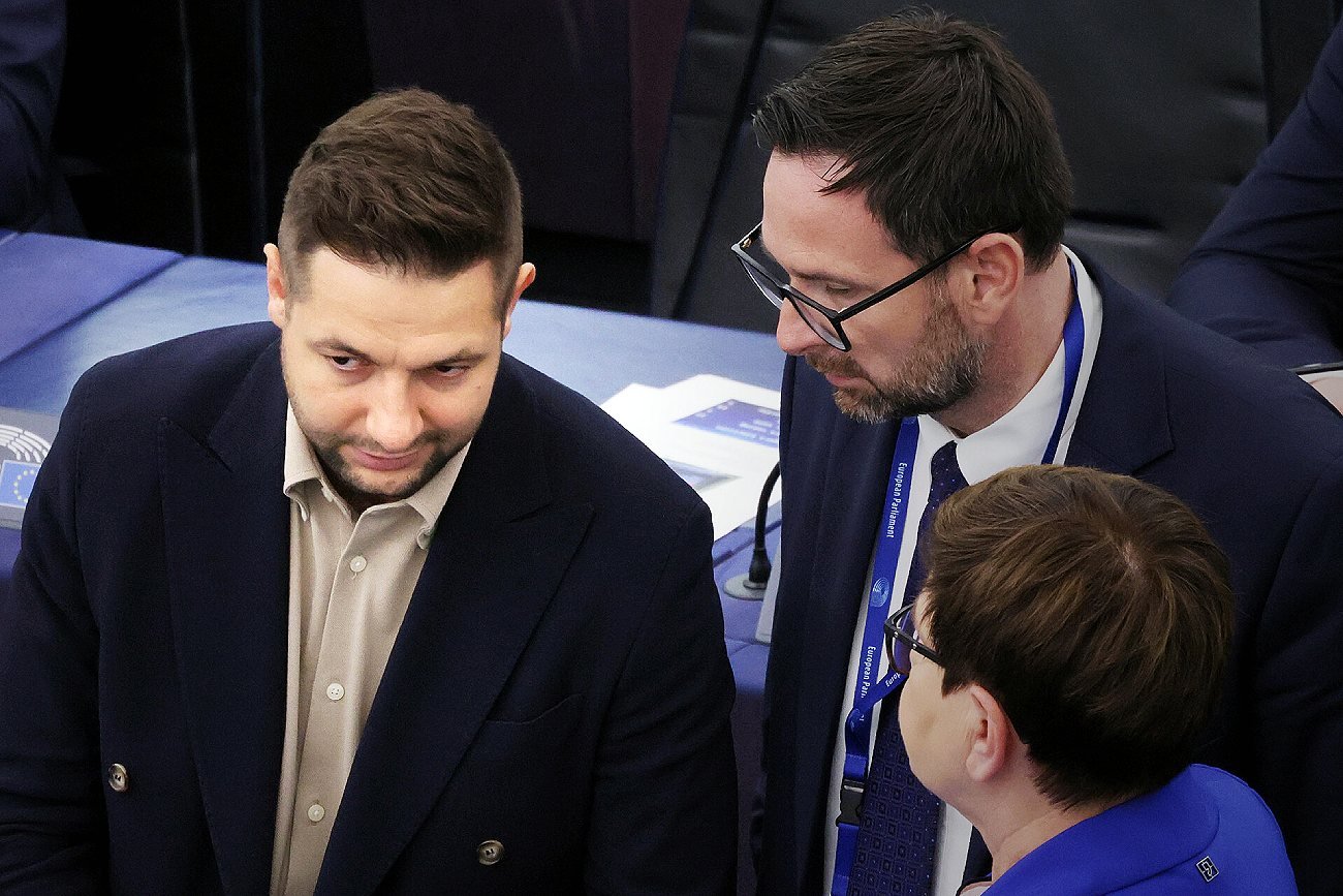 Patryk Jaki, a obok Daniel Obajtek i Beata Szydło.