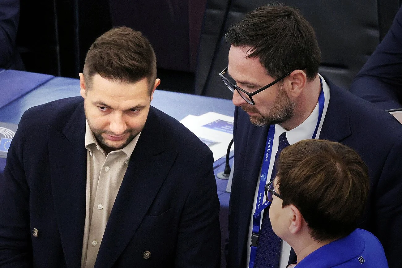 Patryk Jaki, a obok Daniel Obajtek i Beata Szydło.