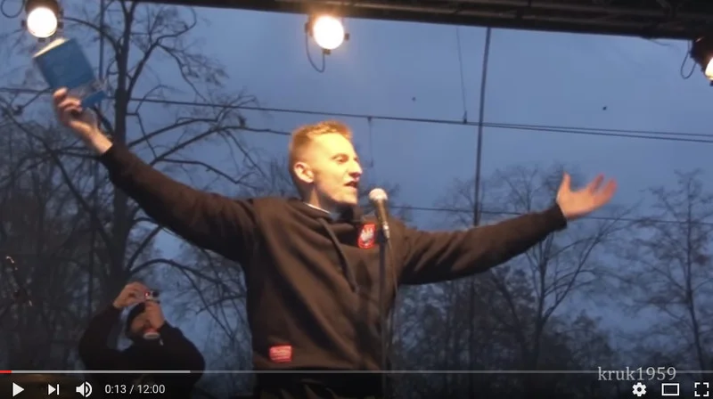 Na Marszu Niepodległości w Warszawie 11.11.15 ks. Międlar porwał tłum krzycząc i machając Biblią
