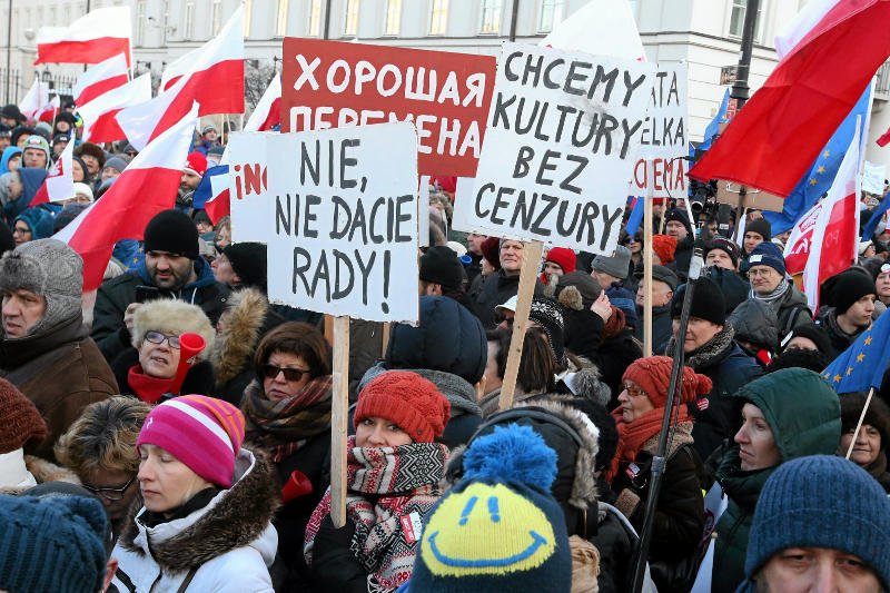 Przeciw ustawie inwigilacyjnej Polacy protestowali podczas marszów KOD.