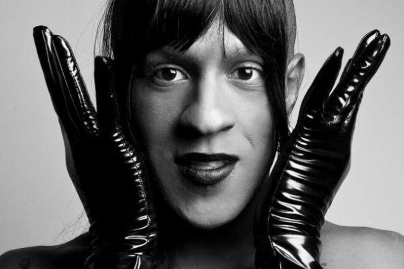 Raper w sukience i szmince wystąpi 11 listopada w Warszawie. Organizatorzy: "Ta data to nie nasz wymysł"