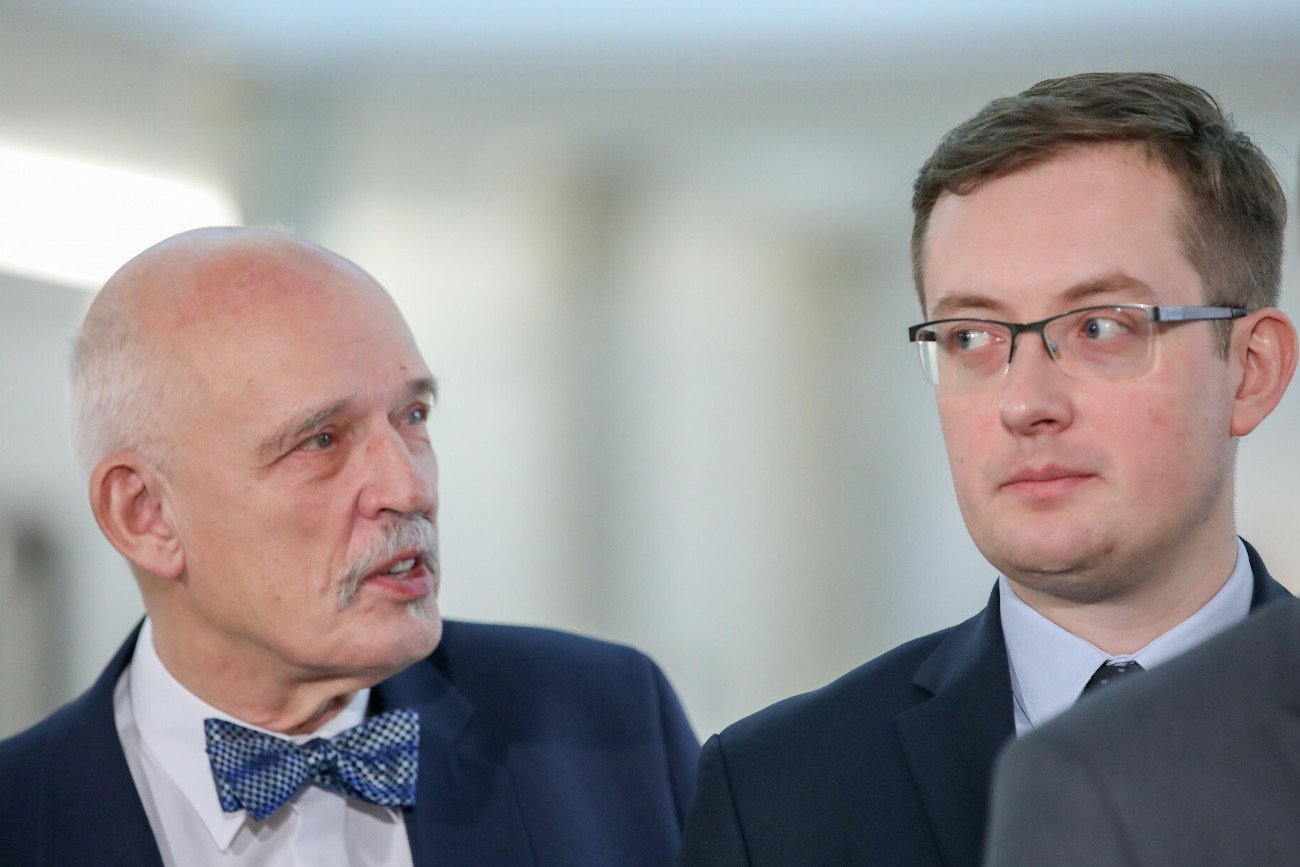 Posłowie Konfederacji Janusz Korwin-Mikke i Robert Winnicki starli się na Twitterze na temat kryzysu na granicy z Białorusią.