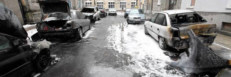 19.02.2012 Warszawa, ul. Oleandrów. Samochody zniszczone przez nieznanych sprawców.
