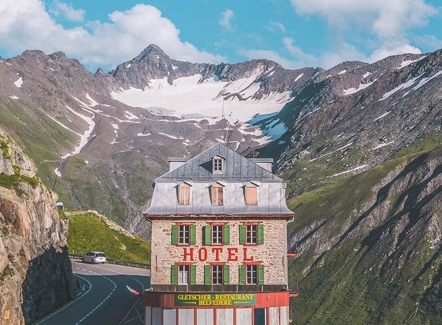 Po zaledwie trzech latach od publikacji pierwszego zdjęcia, konto Accidentally Wes Instagram obserwuje ponad milion 300 tys. osób