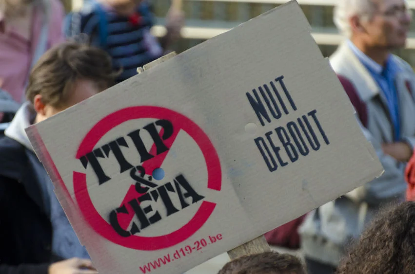 Zdaniem przeciwników CETA jest kolejnym pomysłem na przepchnięcie ustaleń TTIP.