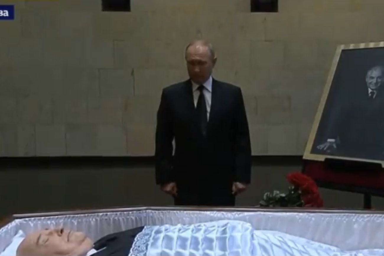 Władimir Putin przy trumnie Michaiła Gorbaczowa