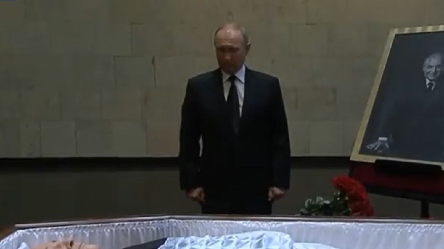 Władimir Putin przy trumnie Michaiła Gorbaczowa