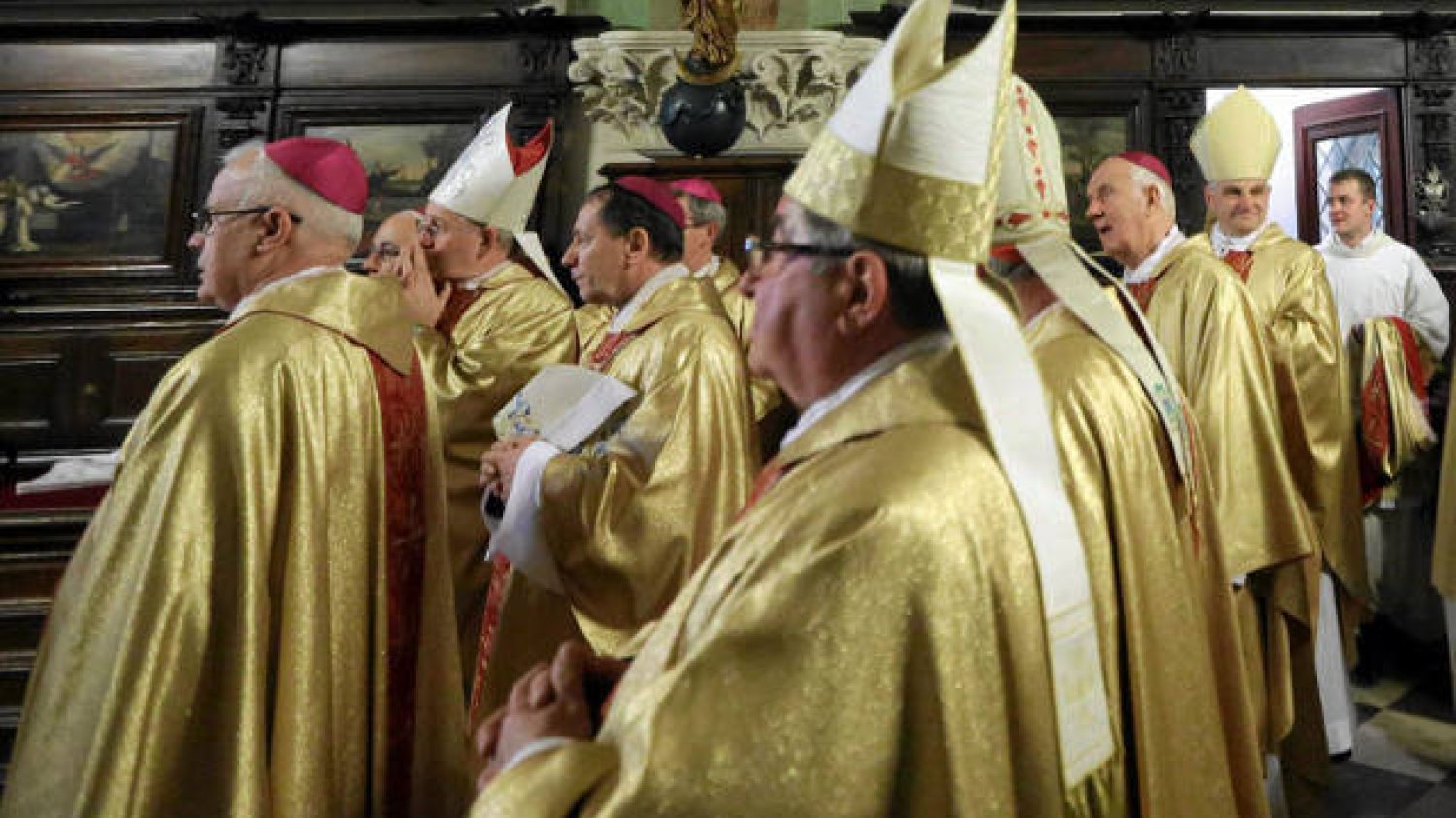Kościół ustala jedną wersję w sprawie etyki i apostazji. Diecezja kaliska jedno, a Episkopat Polski drugie