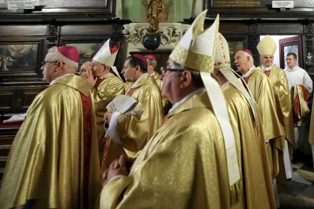 Kościół ustala jedną wersję w sprawie etyki i apostazji. Diecezja kaliska jedno, a Episkopat Polski drugie