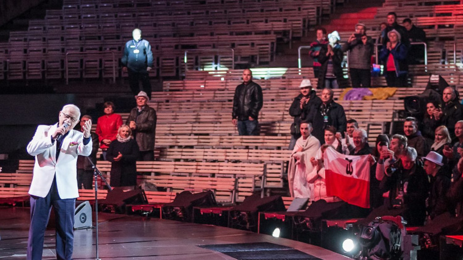 TVP pochwaliła się niesamowitą oglądalnością festiwalu w Opolu. Na zdjęciu – finał koncertu Jana Pietrzaka, podczas którego amfiteatr świecił pustkami.