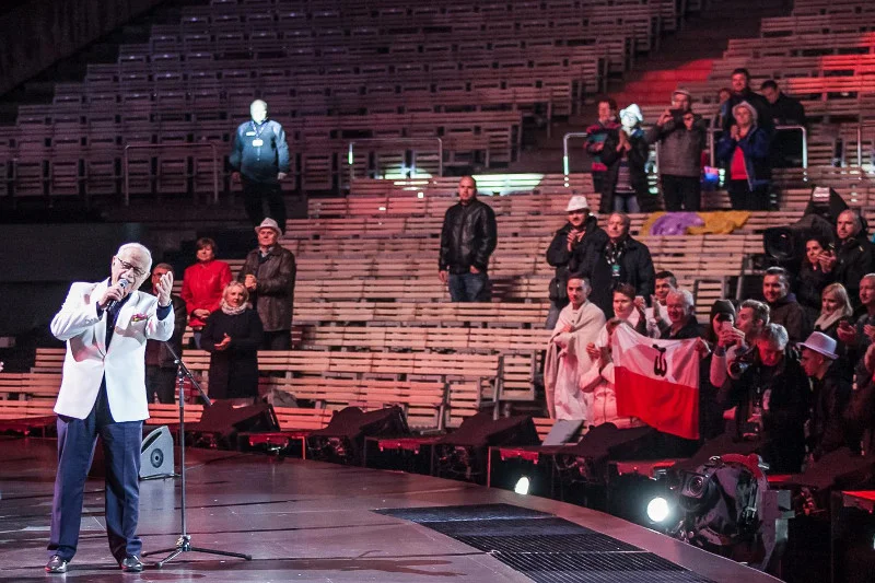 TVP pochwaliła się niesamowitą oglądalnością festiwalu w Opolu. Na zdjęciu – finał koncertu Jana Pietrzaka, podczas którego amfiteatr świecił pustkami.
