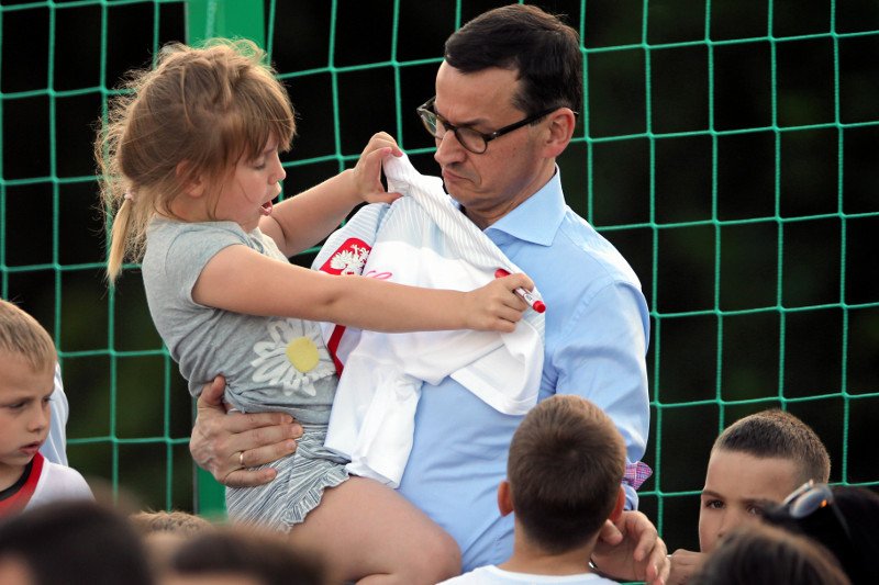 Premier Mateusz Morawiecki stwierdził, że zamożni ludzie powinni sami zrezygnować z 500+.