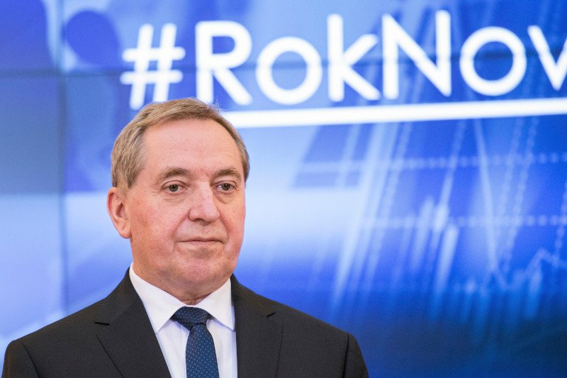 W okręgu wyborczym numer 18 pojawiły się banery i plakaty wyborcze ministra środowiska Henryka Kowalczyka. Jeden z nich zawieszono na płocie przydrożnej kapliczki.