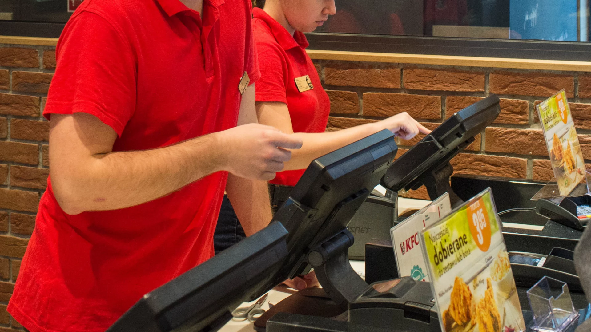 KFC dorzuca to za darmo do każdego zamówienia. Można brać bez limitów