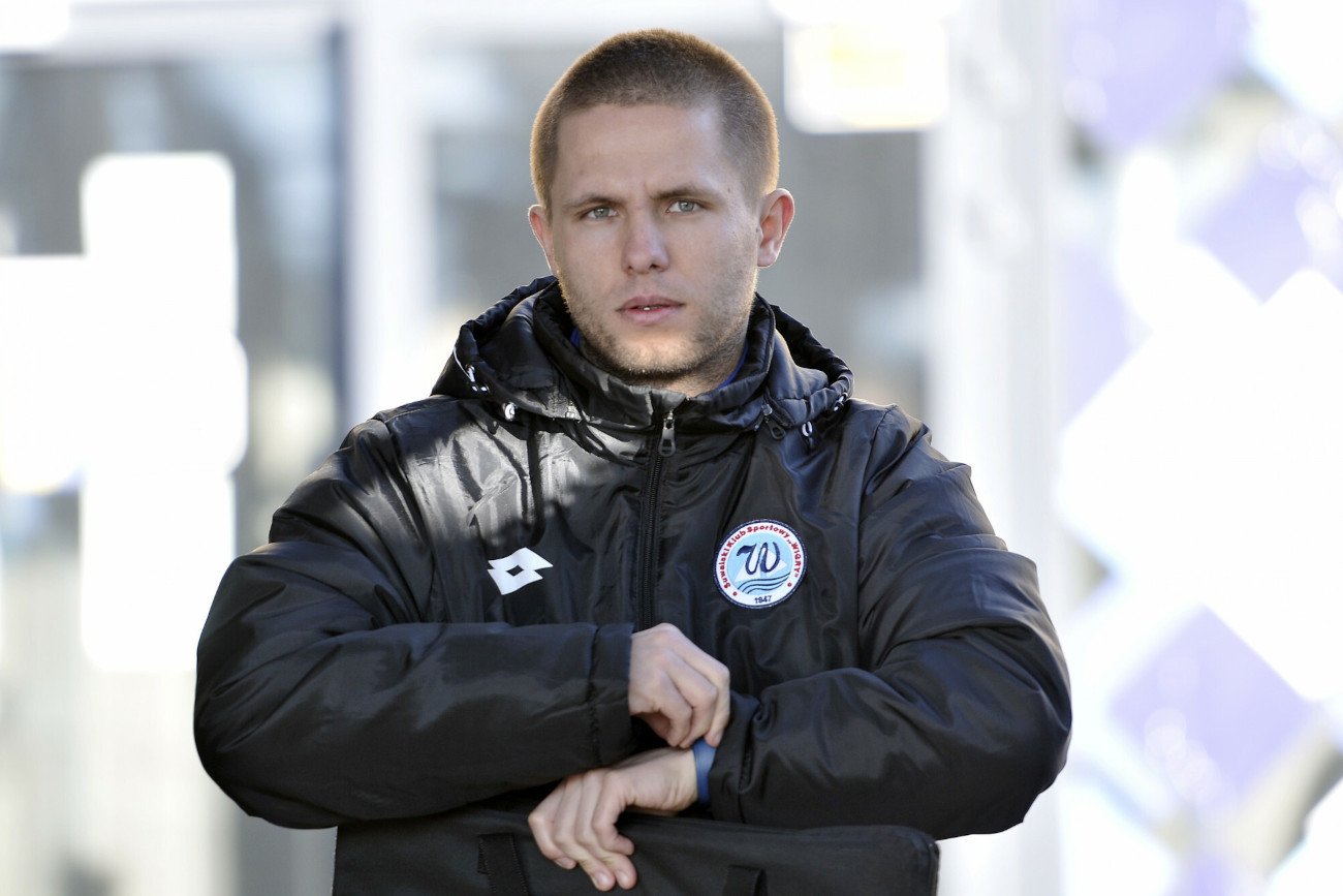 Warta Poznań postawiła przed nowym trenerem trudne zadanie. Dawid Szulczek ma utrzymać zespół w PKO Ekstraklasie.