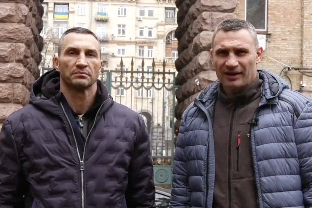 Władimir i Witalij Kliczko podczas przejmującego przemówienia, które pojawiło się m.in. na Twitterze.