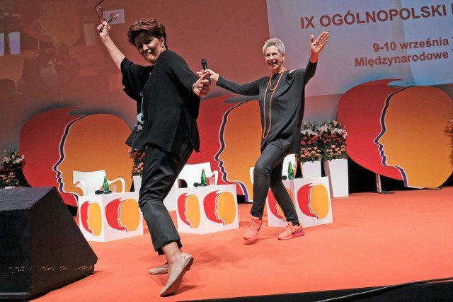 Dziewczyńskość w wydaniu Prezydentowej Jolanty Kwaśniewskiej i prezeski Stowarzyszenia Kongres Kobiet – Doroty Warakomskiej.