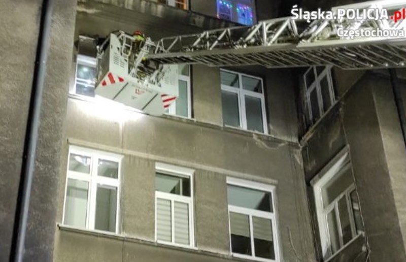 Strażacy weszli do mieszkania 72-latka przez okno.