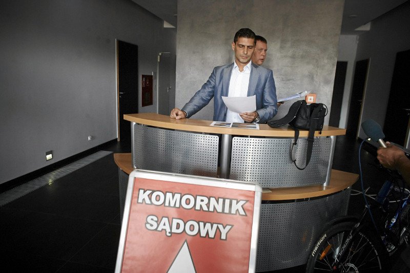 Zanim wpuścisz komornika do domu, sprawdź czy ma przy sobie prawomocny wyrok sądu.