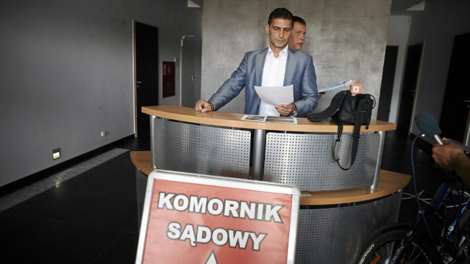 Zanim wpuścisz komornika do domu, sprawdź czy ma przy sobie prawomocny wyrok sądu.