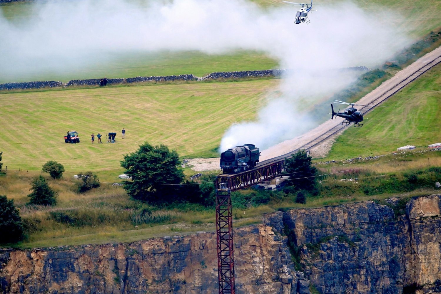 Niesamowite zdjęcia spadającego pociągu z "Mission: Impossible 7".