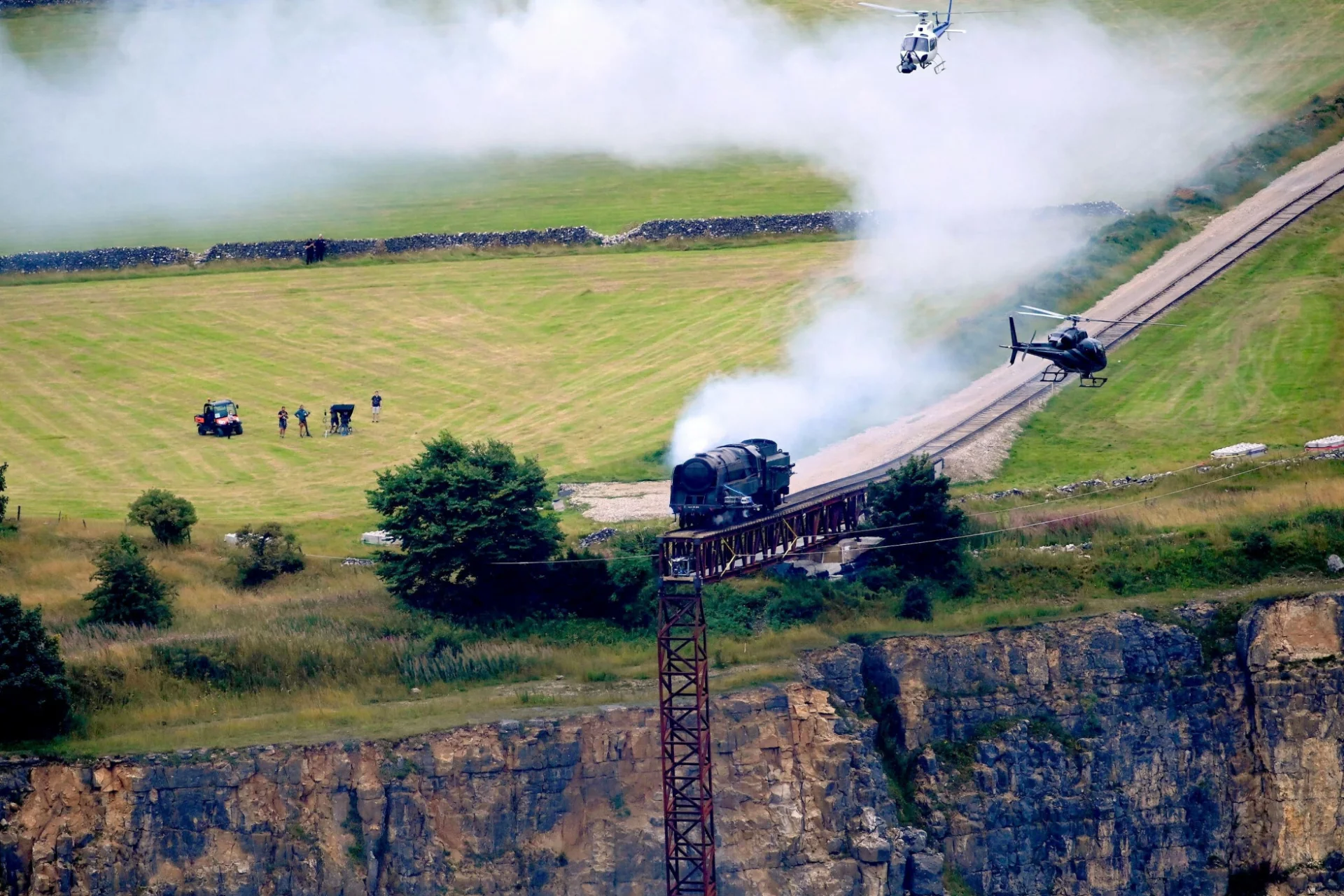 Niesamowite zdjęcia spadającego pociągu z "Mission: Impossible 7".