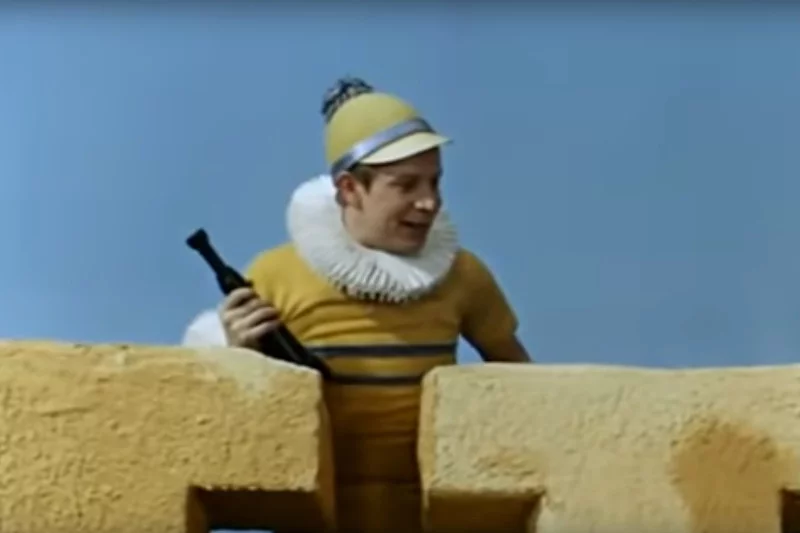 Michał Szewczyk, filmowy sprawozdawca wyścigu garbatych, w którym Jacek i Placek oszukiwali, by zdobyć nagrodę.