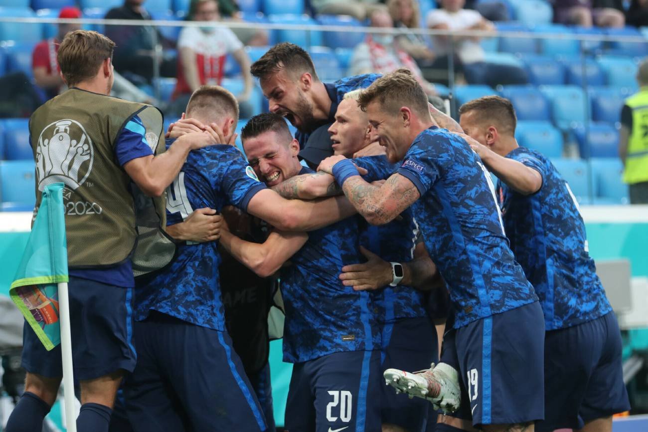 Szkoleniowiec reprezentacji Słowacji Stefan Tarković poinformował w czwartek, że defensor jego kadry Denis Vavro oraz członek sztabu szkoleniowego drużyny otrzymali pozytywny wynik testu na koronawirusa.