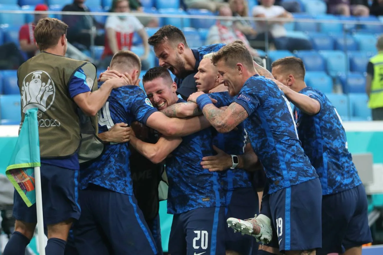 Szkoleniowiec reprezentacji Słowacji Stefan Tarković poinformował w czwartek, że defensor jego kadry Denis Vavro oraz członek sztabu szkoleniowego drużyny otrzymali pozytywny wynik testu na koronawirusa.