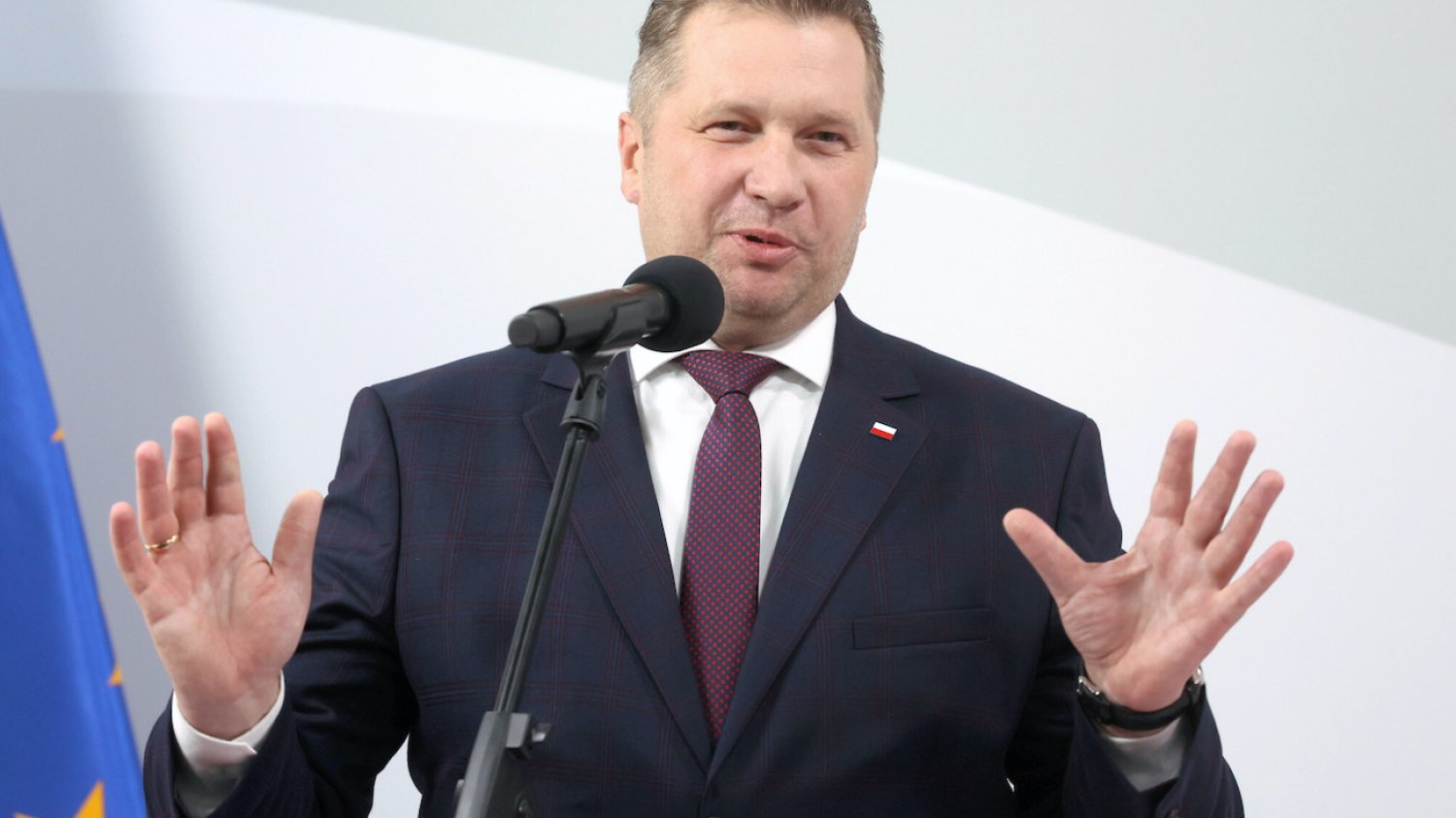 Przemysław Czarnek, minister edukacji, który podobno nie ma nic wspólnego z podręcznikiem prof. Wojciecha Roszkowskiego, który zaakceptował resort. Przemysław Czarnek, minister edukacji, który podobno nie ma nic wspólnego z podręcznikiem prof. Wojciecha Roszkowskiego, który zaakceptował resort.