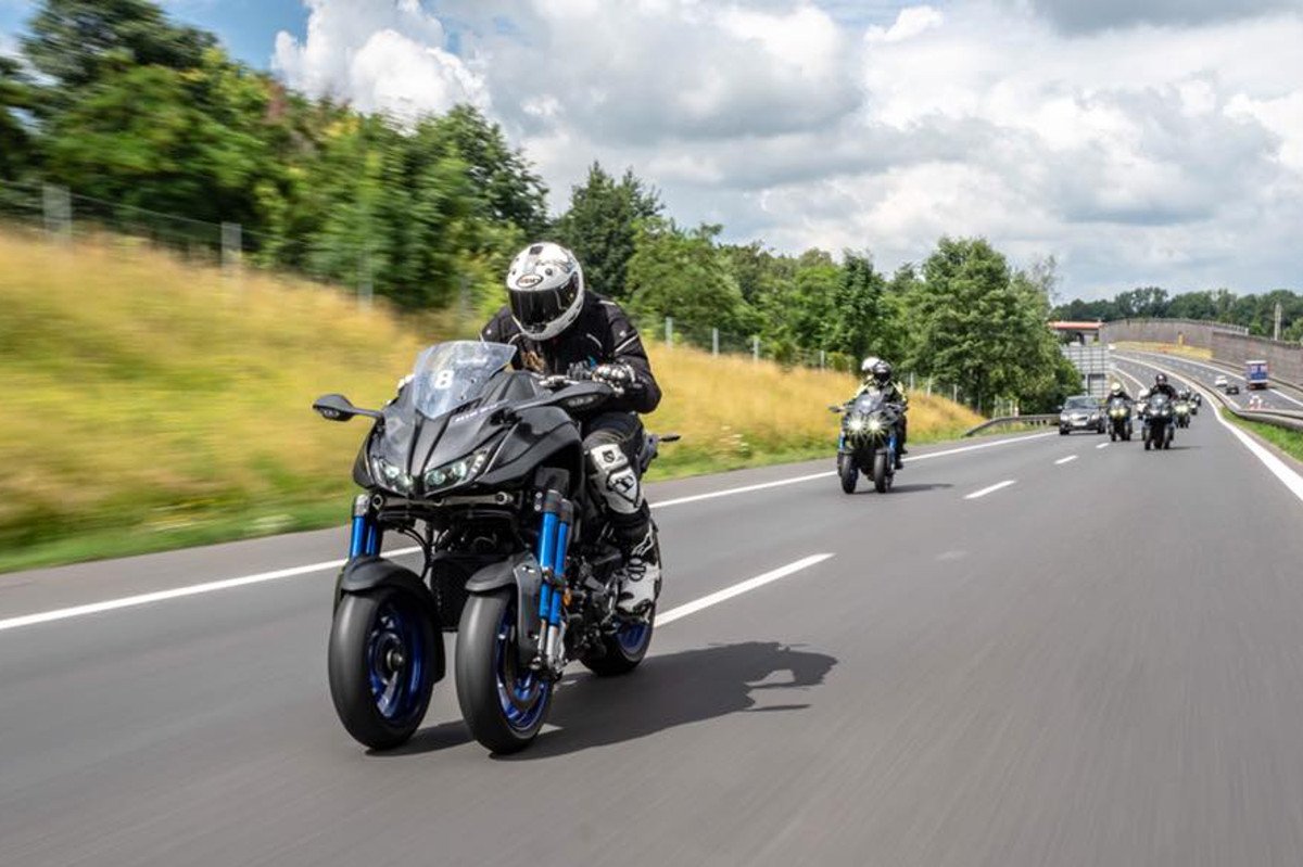 Nikeny w okolicach Bielska. Wielu kierowców oglądało się na widok tak futurystycznych maszyn.
