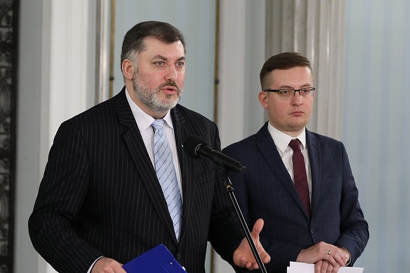 Posłowie Konfederacji twierdzą, że osoby z Lewicy miały do nich pretensje o brak maseczki.