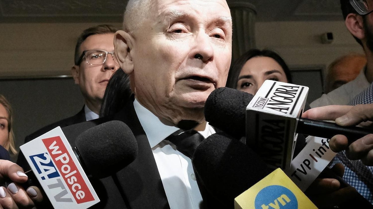 "Pan jest chamem!". Prezes PiS nerwowy po zaprzysiężeniu, zwymyślał reportera TVN24. Incydent po zaprzysiężeniu. Kaczyński do reportera TVN24: "Pan jest chamem".