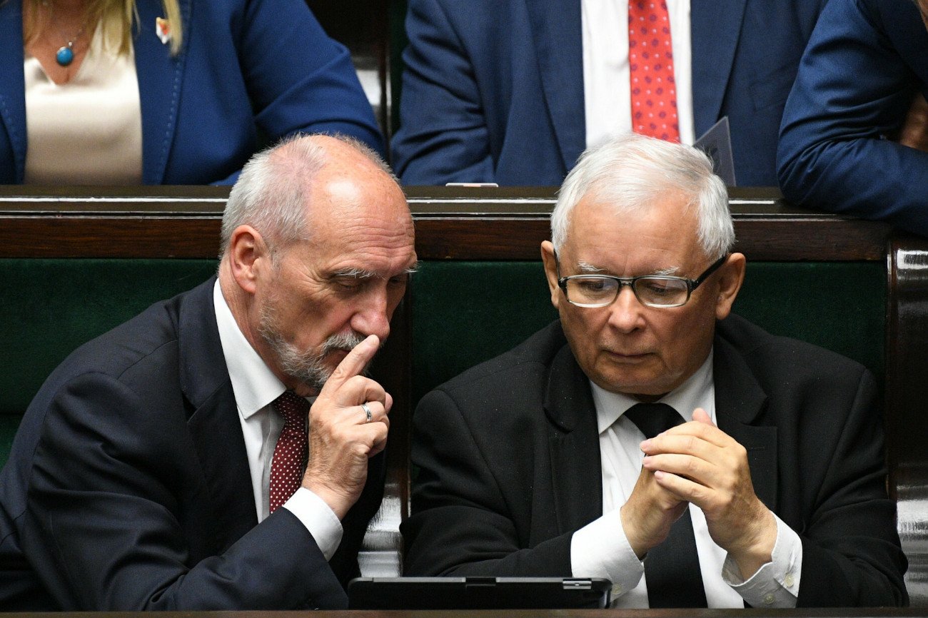 Jarosław Kaczyński i Antoni Macierewicz forsują teorię o zamachu w Smoleńsku.