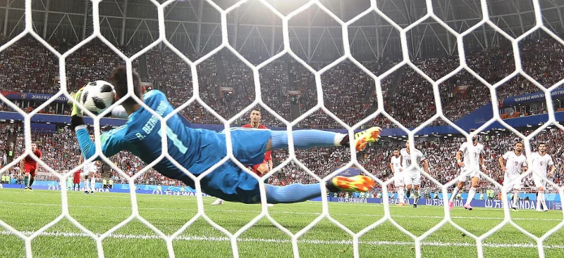 Alireza Beiranvand broni jedenastkę Cristiano Ronaldo.