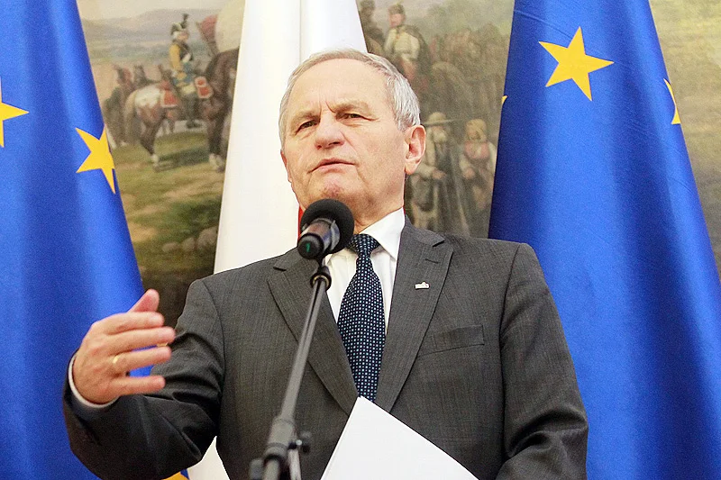 Gen. Stanisławowi Koziejowi wystarczył jeden tweet, by odpowiedzieć na pytania, na które prezydentowi Andrzejowi Dudzie opieszale udzielał odpowiedzi szef MON Antoni Macierewicz.
