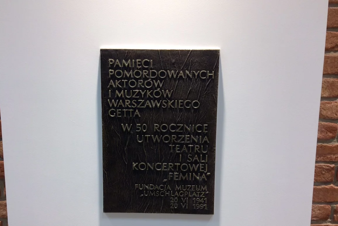 Tablica pamięci artystów getta jest wmurowana przy wejściu do dyskontu.