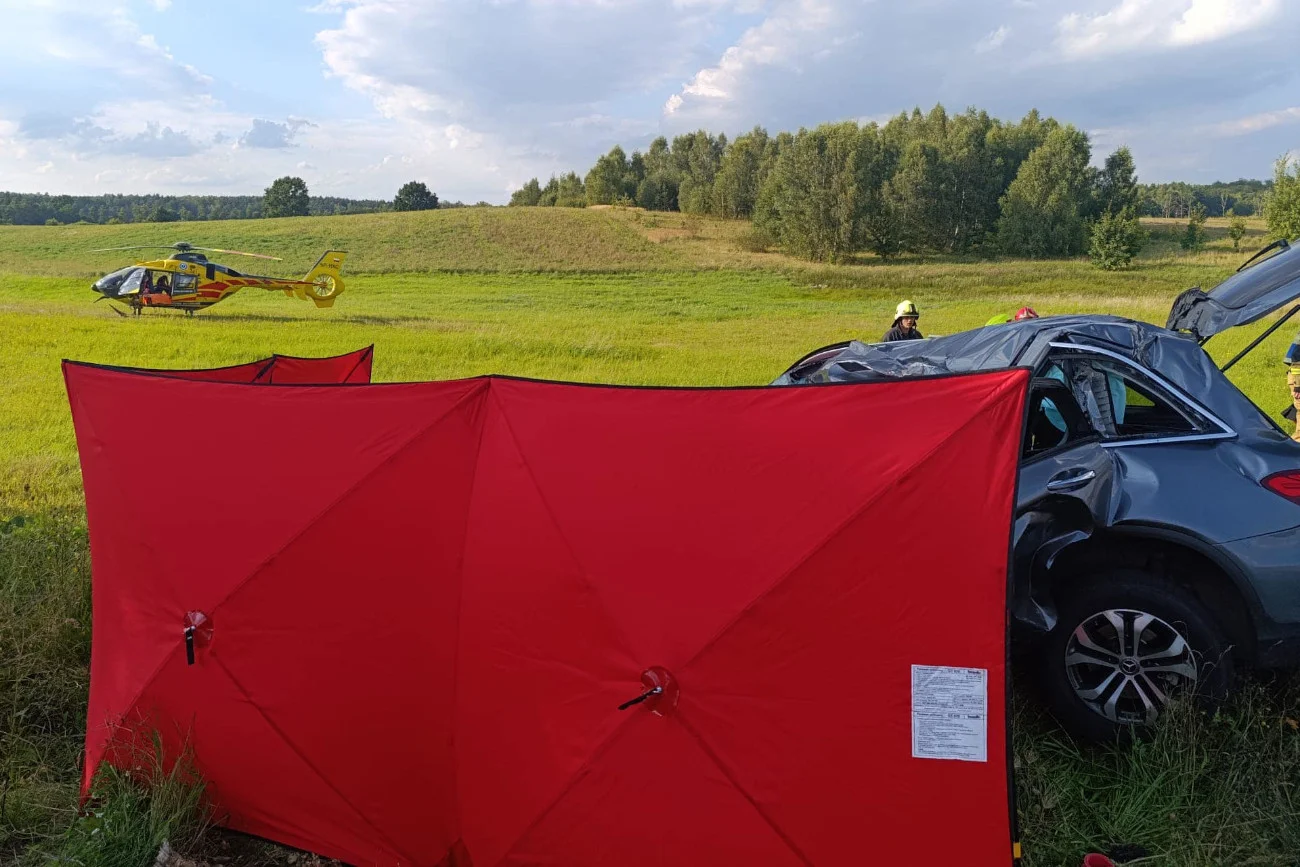 W wypadku pod Szczecinkiem zginał ceniony chirurg. Jego dwie małe córki walczą o życie wypadek na drodze krajowej nr 20 w okolicy Czaplinka w woj. zachodniopomorskim. Nie żyje uznany chirurg
