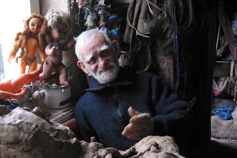 Dla jednych menel, dla innych artysta. Stanisław Zagajewski jest miejską legendą, większą od Czarnego Romana. Swoimi dziełami wdarł się do świata sztuki.