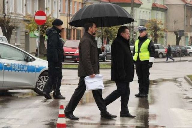 Jarosław Zieliński z PiS (pod parasolem) podczas wizyty w Wydminach w województwie warmińsko-mazurskim.