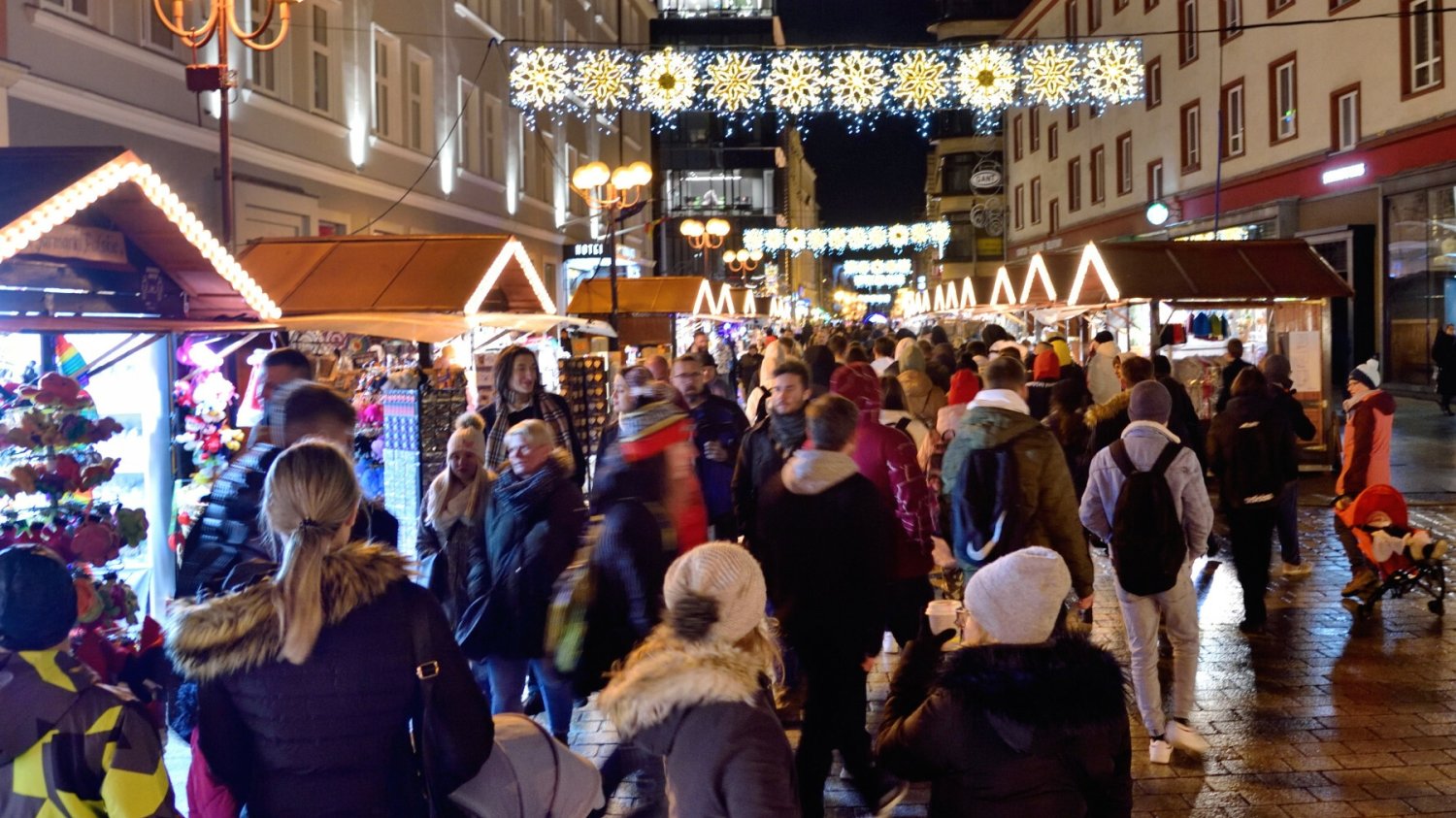 Polacy na jarmarku świątecznym